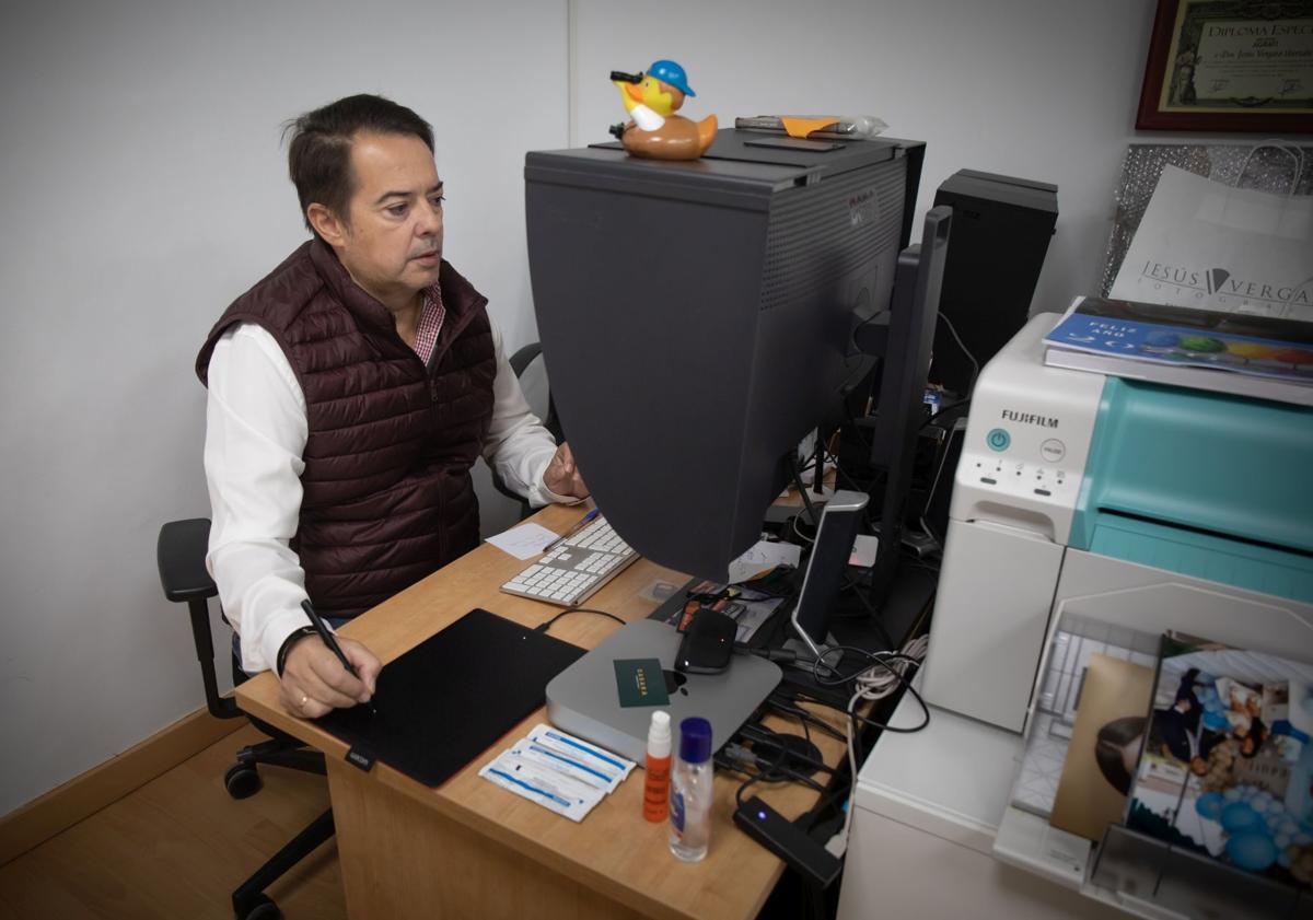 Imagen principal - Trabajando en el estudio. 